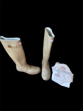 Hunter Tall Rain Boots in olive green with Fleece Liners size 8 like new